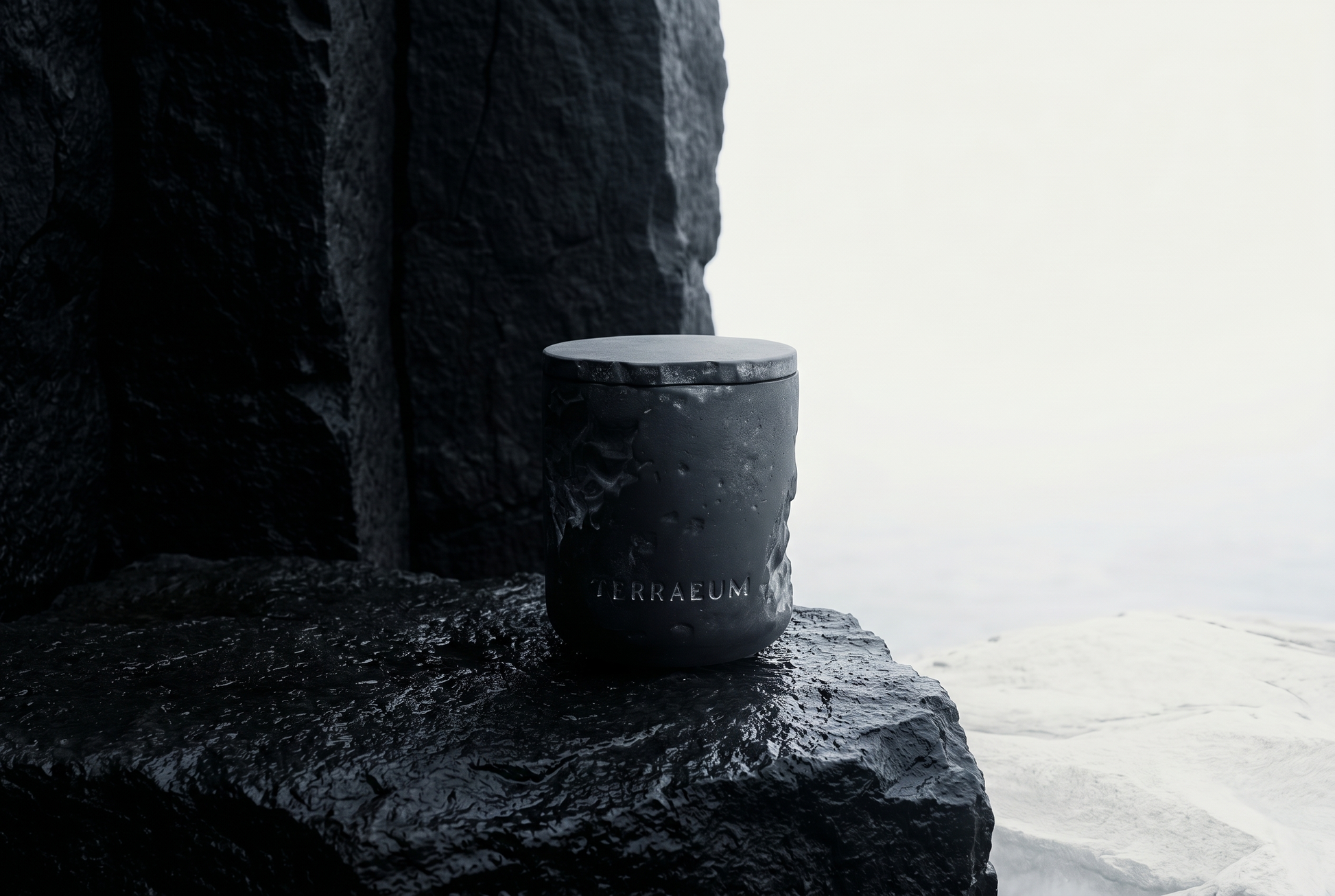TERRAEUM Fjord Archive 02 — dark basalt concrete candle vessel